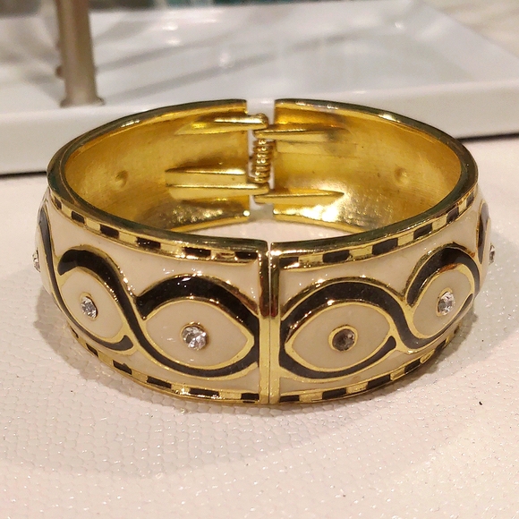 Stylish hinge bangle. - Picture 3 of 4